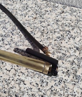 Bomba de ar antiga em latão