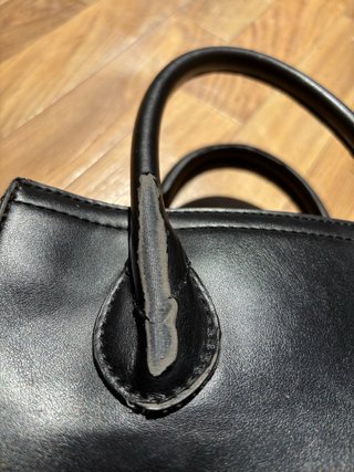 Bolso Guess Negro con Logo Dorado