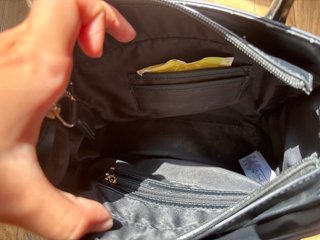 Bolso Guess Negro con Logo Dorado