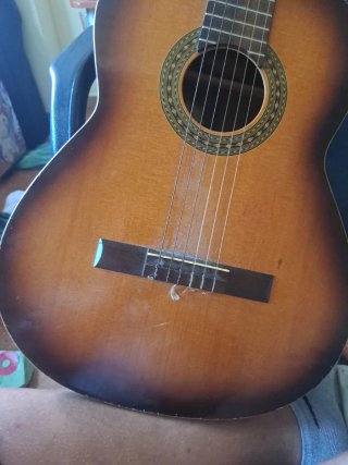 Guitarra Clásica con Detalles