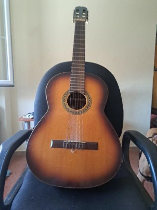 Guitarra Clásica con Detalles