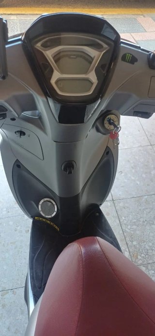 Kymco People Scooter Gris.