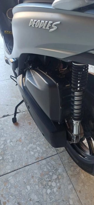 Kymco People Scooter Gris.