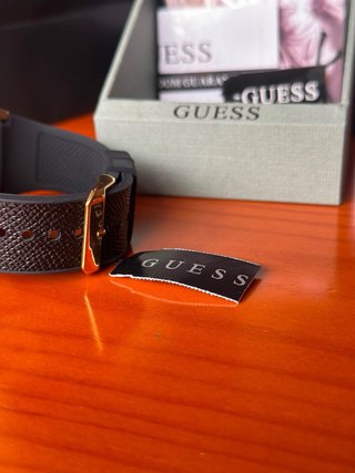 Reloj Guess Dorado y Negro con Cristales