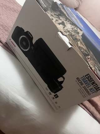Kit Canon EOS 2000D con accesorios