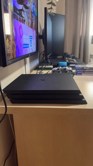 PS4 Pro da 1TB + 3 controller + 4 giochi