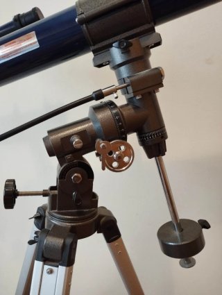 Telescopio Skylux 890 con trípode