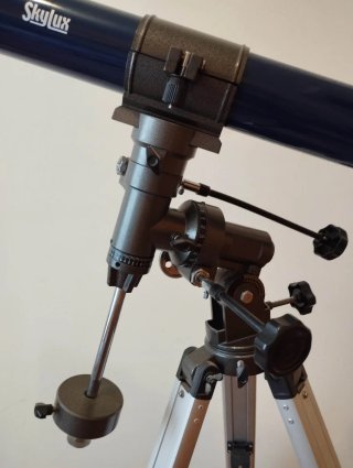 Telescopio Skylux 890 con trípode