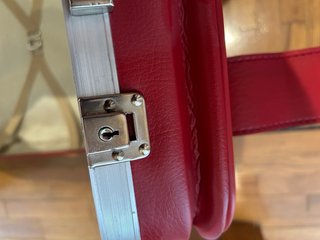 Maleta de viaje roja con cerradura y llave