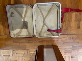 Maleta de viaje roja con cerradura y llave