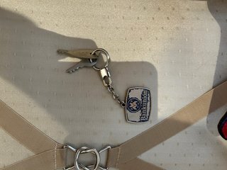 Maleta de viaje roja con cerradura y llave