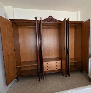 Dormitorio completo con lámparas