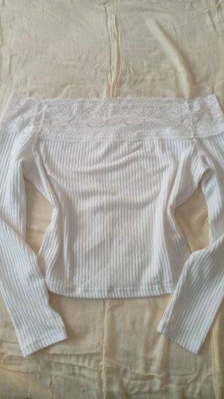 Camiseta blanca con encaje