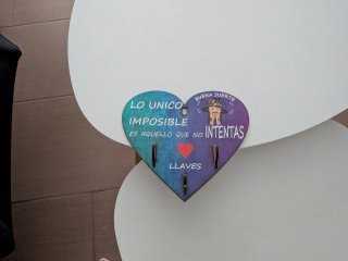 Colgador de llaves corazón madera