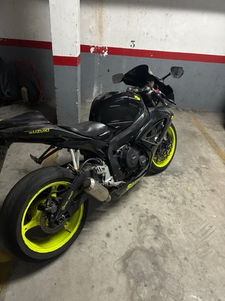 Suzuki GSX-R 600 K7 Negra y Amarilla