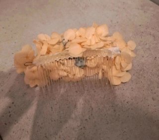 Tocado de flores preservadas
