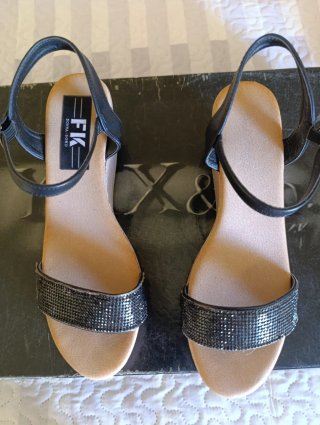 Sandalias cuña Flik negras y plateadas