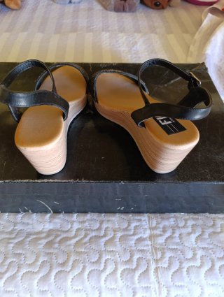 Sandalias cuña Flik negras y plateadas