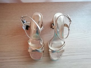Sandalias Stradivarius doradas plataforma tacón