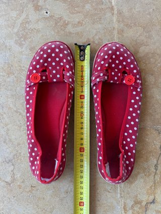 Sandalias rojas lunares