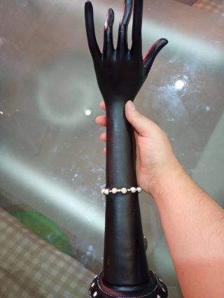 Soporte para joyas mano negra