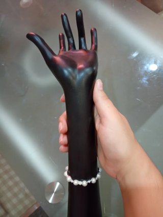 Soporte para joyas mano negra
