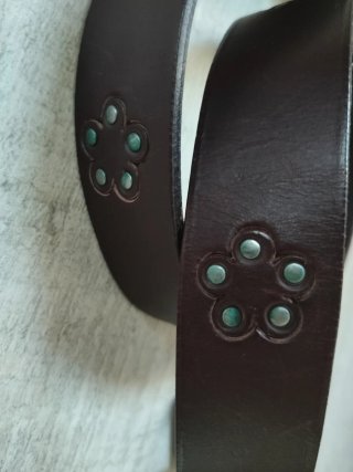 Cinturón de cuero marrón con detalles turquesa