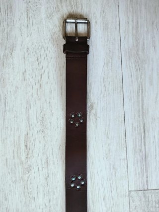 Cinturón de cuero marrón con detalles turquesa