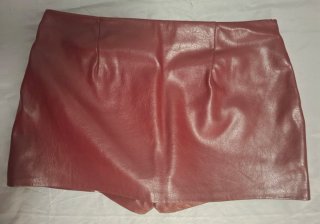 Falda pantalón cuero rojo Bershka