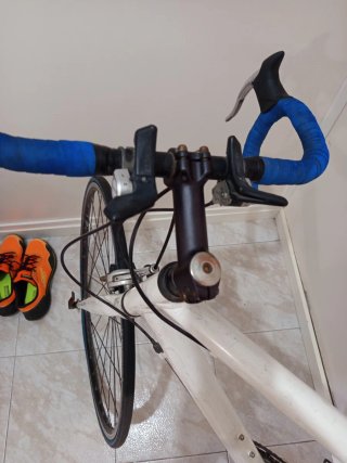Bicicleta de carretera blanca Marca K.S cycling