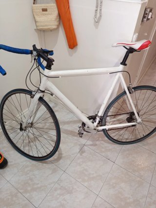 Bicicleta de carretera blanca Marca K.S cycling