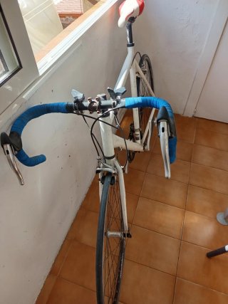 Bicicleta de carretera blanca Marca K.S cycling