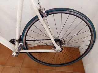 Bicicleta de carretera blanca Marca K.S cycling