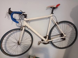 Bicicleta de carretera blanca Marca K.S cycling