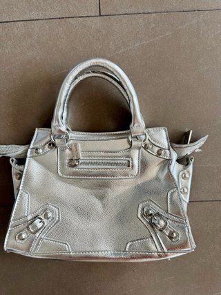 Bolso de mano plateado