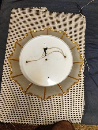 Lámpara de techo dorada y crista