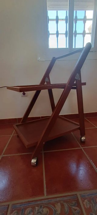 Camarera de madera con ruedas
