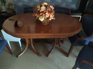 Mesa de comedor ovalada de madera