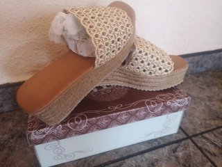 Sandalias beige de cuña nuevas
