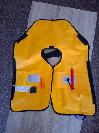 Chalecos salvavidas uno rojo y otro amarillo