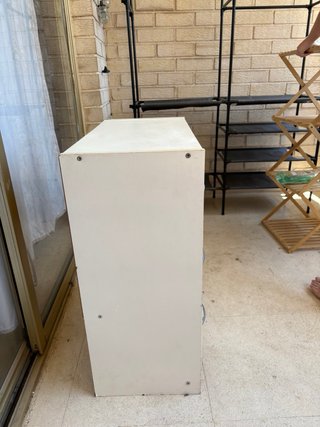 Cajonera gris y blanca