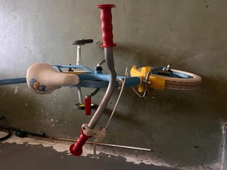 Triciclo infantil azul con barra de empuje