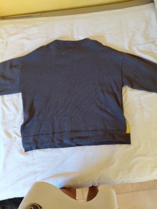 Jersey gris con lunares amarillos