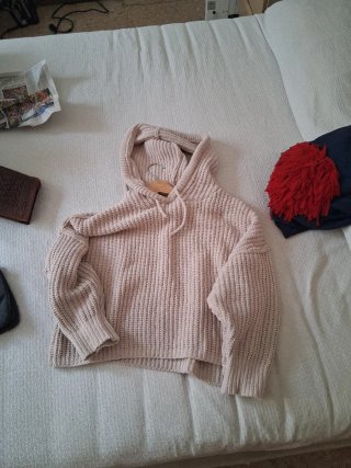 Jersey de punto grueso con capucha beige