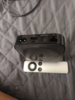 Apple TV con mando y cable