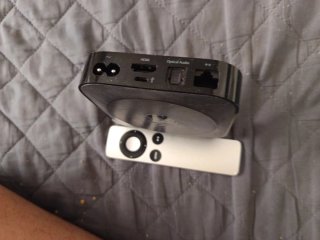Apple TV con mando y cable