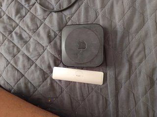 Apple TV con mando y cable