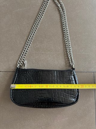Bolso negro pequeño con cadena