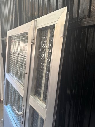 Puertas metálicas con cristales