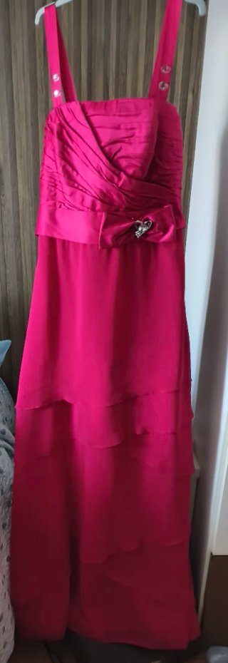 Vestido de fiesta rosa con volantes